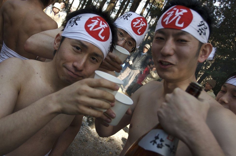 Bizarní japonský festival Hadaka Matsuri. Tisíce mužů se při něm rvou o dřevěné tyčinky!