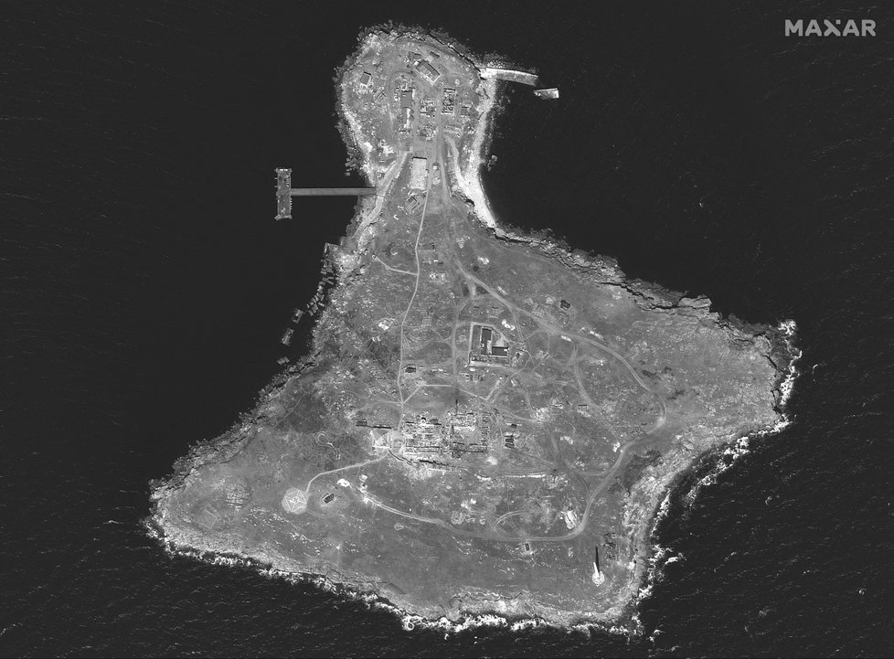 Satelitní snímky ukrajinského útoku na Rusy na Hadím ostrově (22. 6. 2022)