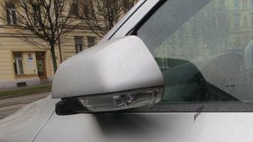 Vyhrocená hádka chodce a řidiče v Brně kvůli dopravnímu přestupku skončila rozkopnutým zpětným zrcátkem škodovky.