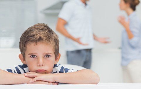 Vědci: Nevadí, když se rodiče hádají před dětmi. V dospělosti budou lépe zvládat spory 
