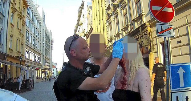 Hádka v centru Plzně skončila rozbitou hlavou ženy.
