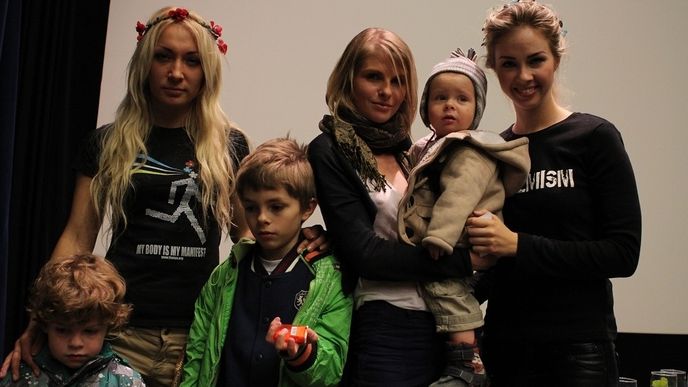 Anastasija Hryšajová (uprostřed) s členkami hnutí Femen 
