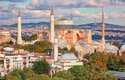 Římský chrám Hagia Sofia v Kontantinopoli (dnešní Istanbul) byl později přestavěn muslimy na mešitu  