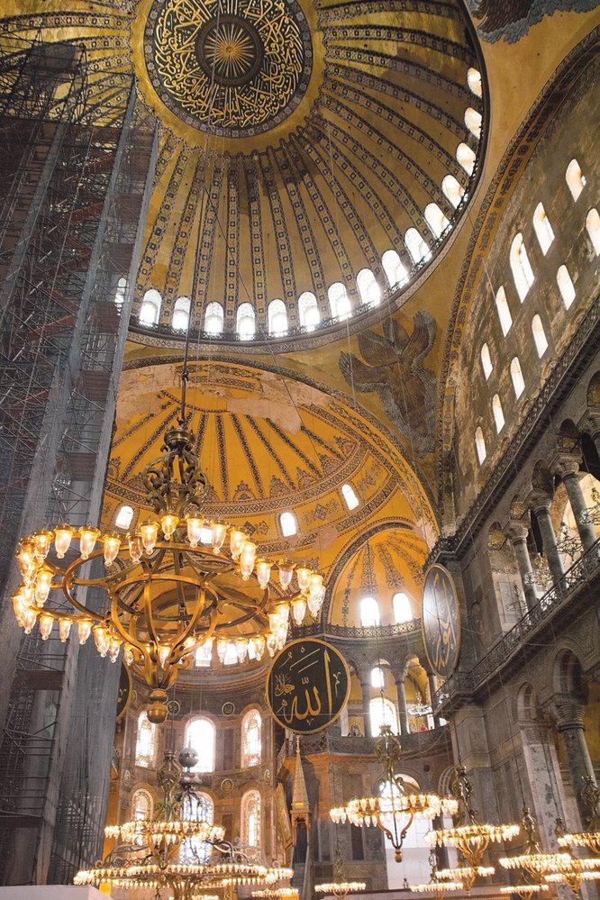 Pozdně římská klenba chrámu Hagia Sofia ze 6. stol. doplněna islámskými vzory