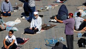 První muslimská modlitba v istanbulském chrámu Hagia Sofia po téměř 90 letech (24.7.2020)