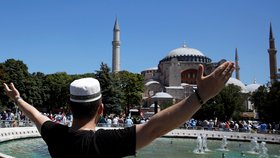 První muslimská modlitba v istanbulském chrámu Hagia Sofia po téměř 90 letech (24.7.2020)