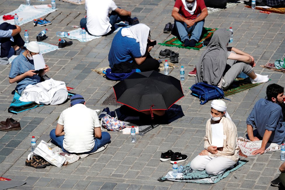 První muslimská modlitba v istanbulském chrámu Hagia Sofia po téměř 90 letech (24.7.2020)