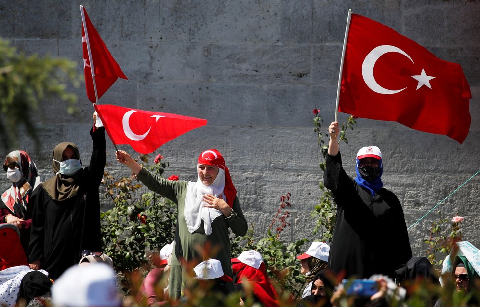 První muslimská modlitba v istanbulském chrámu Hagia Sofia po téměř 90 letech (24.7.2020)