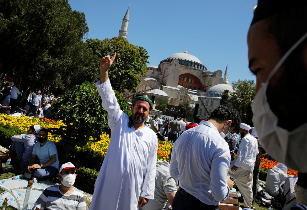 První muslimská modlitba v istanbulském chrámu Hagia Sofia po téměř 90 letech (24.7.2020)