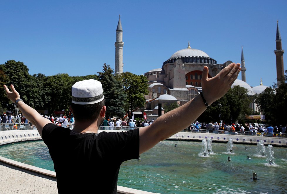 První muslimská modlitba v istanbulském chrámu Hagia Sofia po téměř 90 letech (24.7.2020)