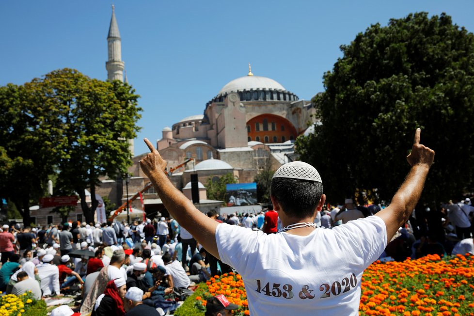 První muslimská modlitba v istanbulském chrámu Hagia Sofia po téměř 90 letech (24.7.2020)