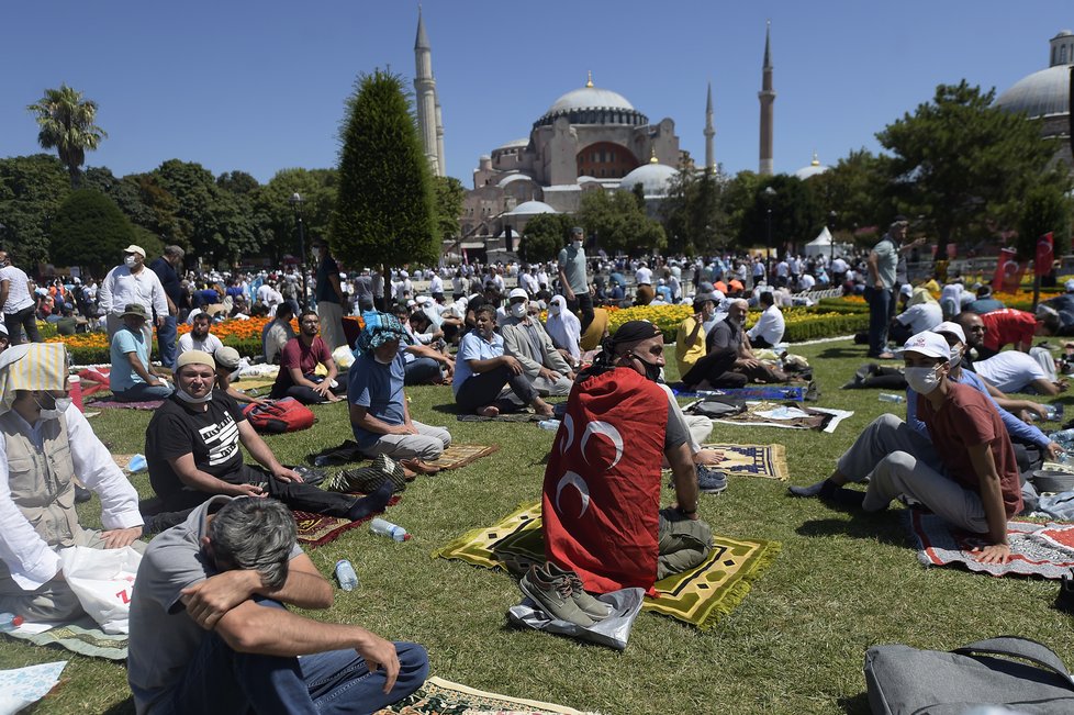 První muslimská modlitba v istanbulském chrámu Hagia Sofia po téměř 90 letech (24.7.2020)