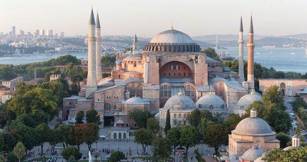 Turci udělali mešitu z chrámu Hagia Sophia. Řekové kvůli památce UNESCO zuří