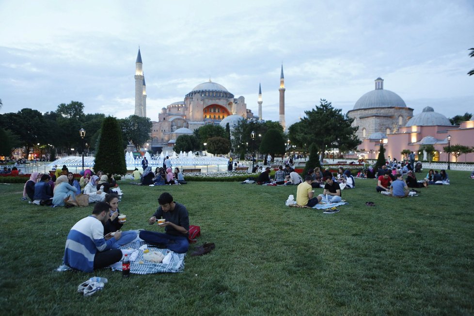 Erdoganova pomsta? Z chrámu Hagia Sophia je mešita.