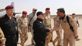 Do Mosulu přijel slavit irácký premiér, armáda porazila islamisty.