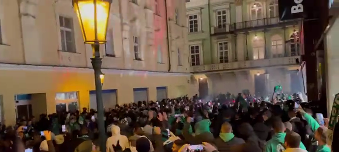 Fanoušci Maccabi Haifa vzali centrum Prahy útokem!