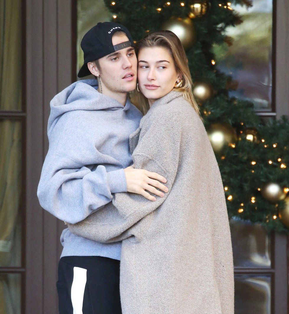 Hailey Baldwinová a Justin Bieber spolu vrkali před hotelem.