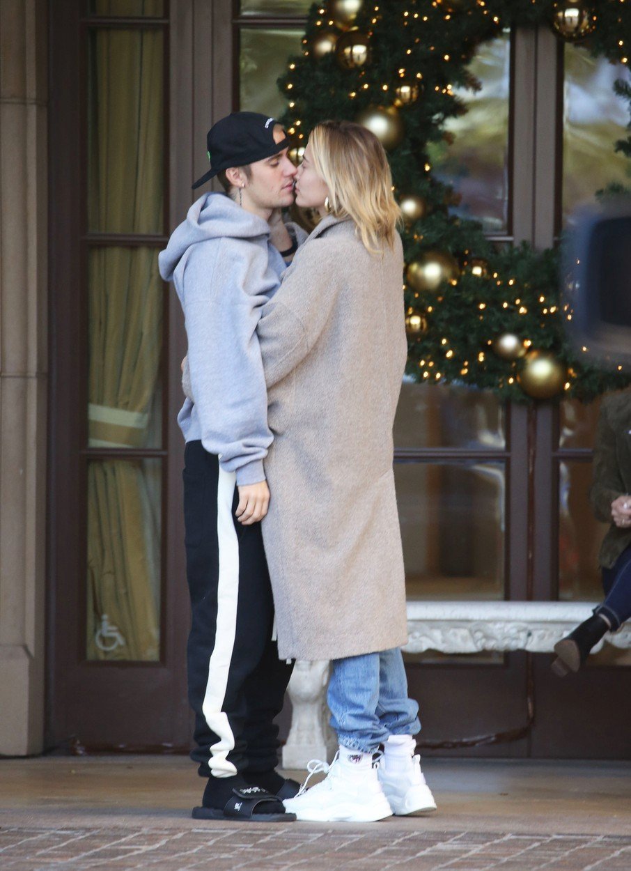 Hailey Baldwin a Justin Bieber spolu vrkali před hotelem.