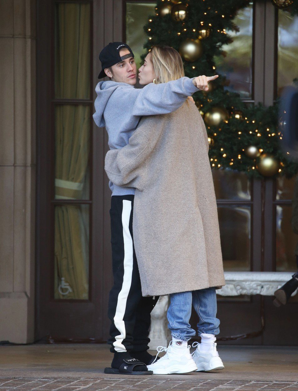 Hailey Baldwin a Justin Bieber spolu vrkali před hotelem.