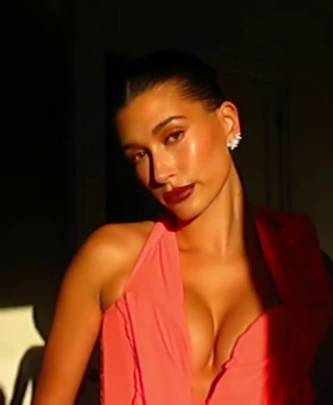 Hailey Baldwin překvapila nabušeným dekoltem