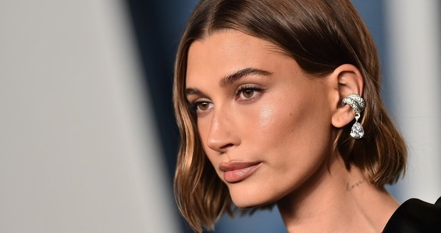 Bezchybný a přirozený vzhled? Tento trend v líčení si zamilujete Hailey Bieber