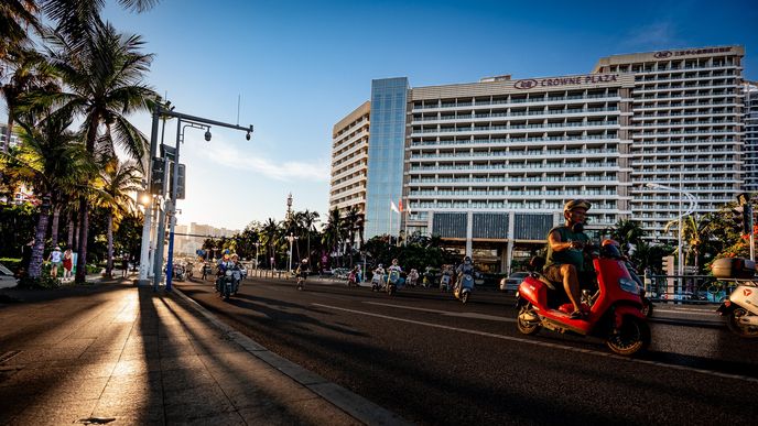 Hainan láká české turisty na tropické pláže, velké hotelové resorty i dostupnější ceny. Čínský ostrov zároveň s pomocí státu buduje nové letecké spojení, turistickou infrastrukturu a cestu na evropský trh. Hainan láká české turisty na tropické pláže, velké hotelové resorty i dostupnější ceny. Čínský ostrov zároveň s pomocí státu buduje nové letecké spojení, turistickou infrastrukturu a cestu na evropský trh.
