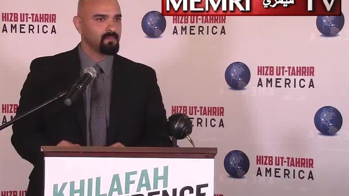 Haitham Ibn Thbait, jeden z představitelů islamistického hnutí Hizb ut-Tahrir (Strana osvobození) v USA na konferenci o znovusjednocení všech muslimů do jednoho státního celku – chalífátu, konané v městě Palos Hills v americkém státě Illinois