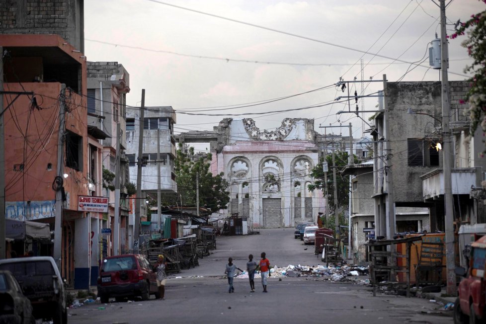 Ulice hlavního města Port-au-Prince stále nesou stopy po ničivém zemětřesení.