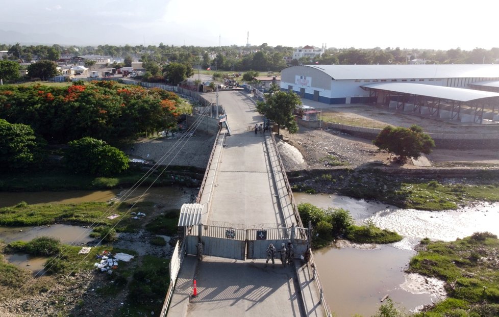 Pohraničníci Dominikánské republiky uzavřeli po vraždě most mezi Haiti a svou zemí.