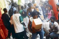 Haiti: Rabování, lynčování a ozbrojené gangy