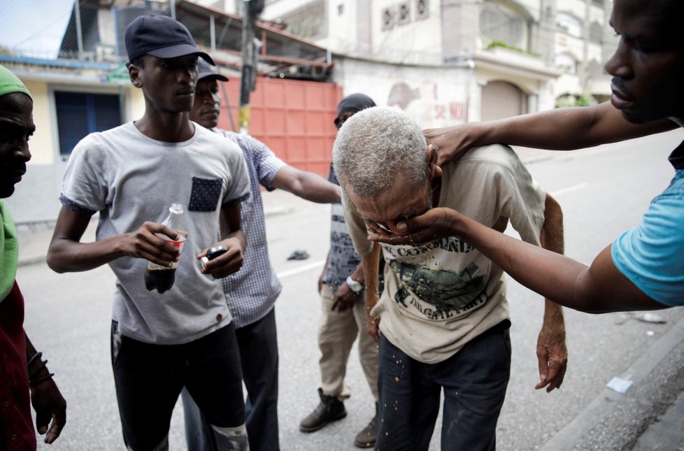 Do demonstrací na Haiti se zapojily tisíce lidí, policie proti nim nasadila slzný plyn.
