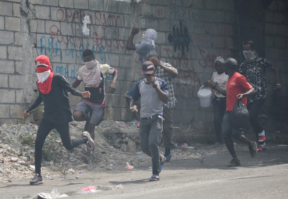 Do demonstrací na Haiti se zapojily tisíce lidí, policie proti nim nasadila slzný plyn.