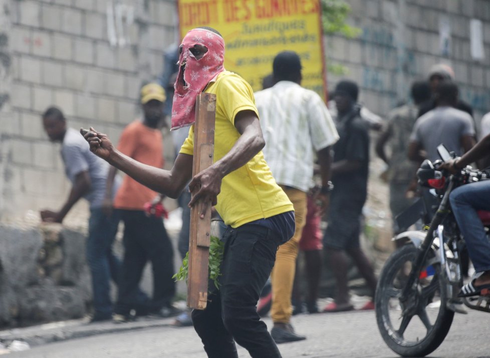 Do demonstrací na Haiti se zapojily tisíce lidí, policie proti nim nasadila slzný plyn.