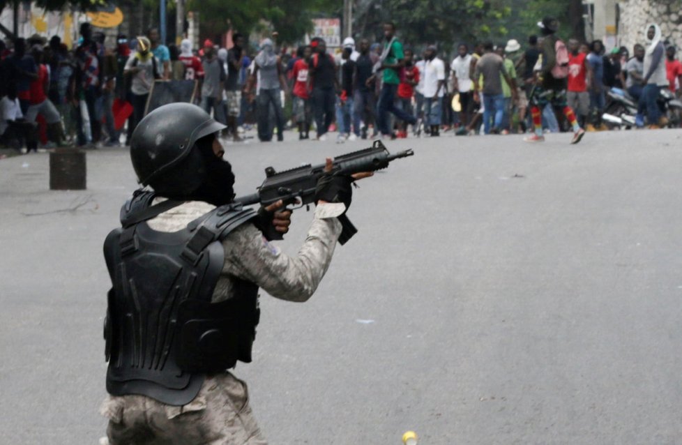 Do demonstrací na Haiti se zapojily tisíce lidí, policie proti nim nasadila slzný plyn.