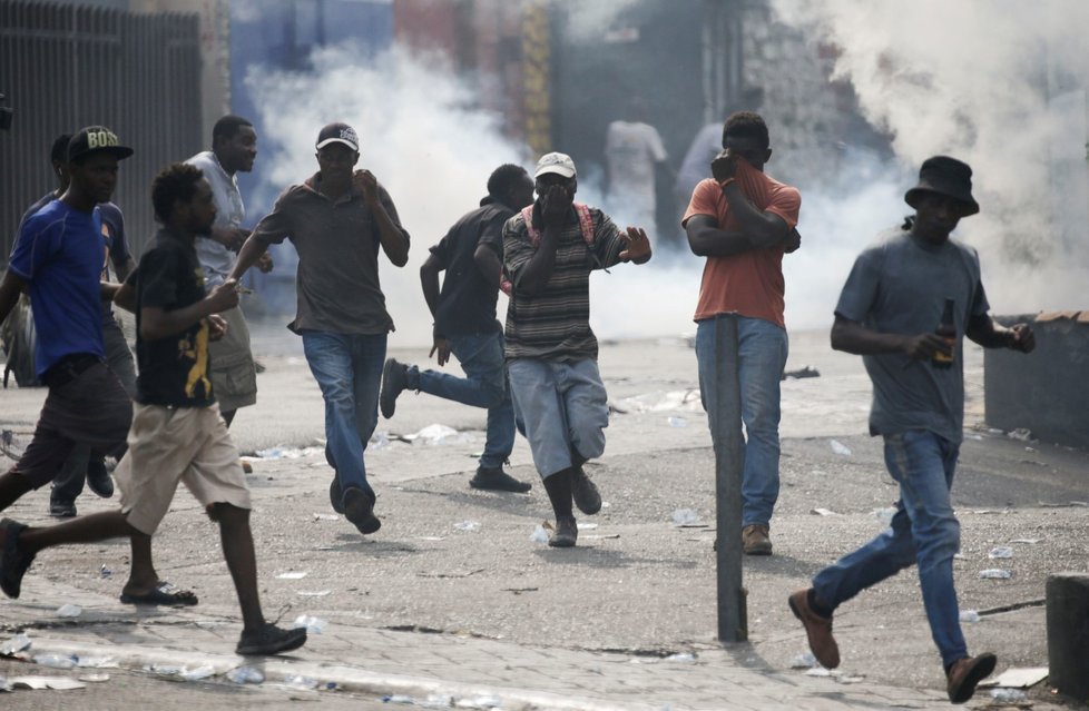 Do demonstrací na Haiti se zapojily tisíce lidí, policie proti nim nasadila slzný plyn.