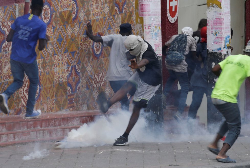 Do demonstrací na Haiti se zapojily tisíce lidí, policie proti nim nasadila slzný plyn.