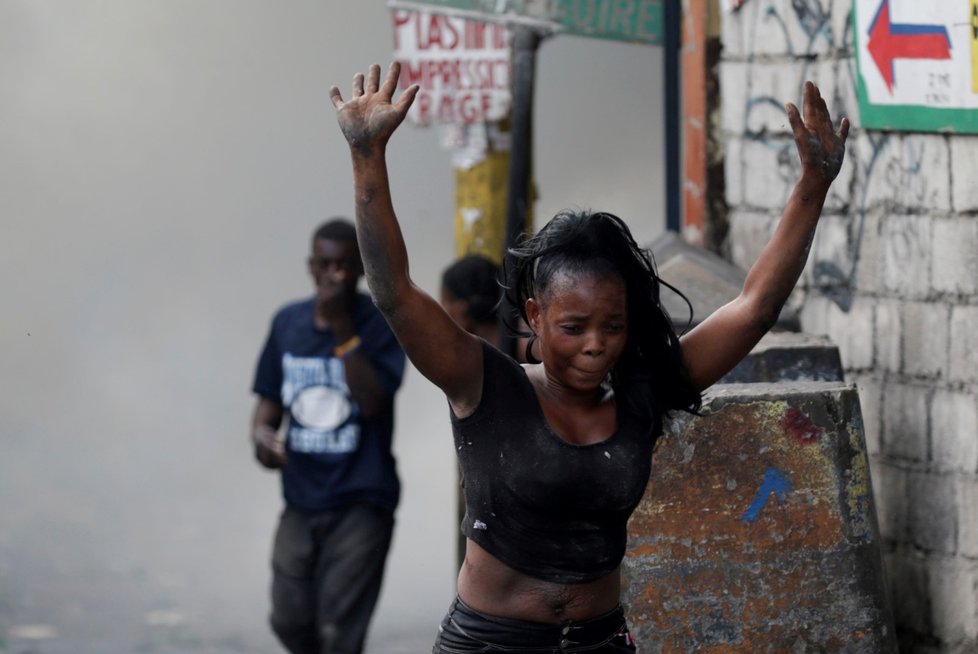 Do demonstrací na Haiti se zapojily tisíce lidí, policie proti nim nasadila slzný plyn.