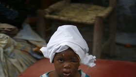 Zraněné dítě na chodníku haitského hlavního města Port-au-Prince