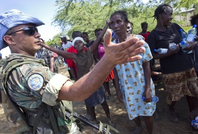 Vojáci Haiťanům pomáhají, ale také je nepouštějí přes hranice do Dominikánské republiky