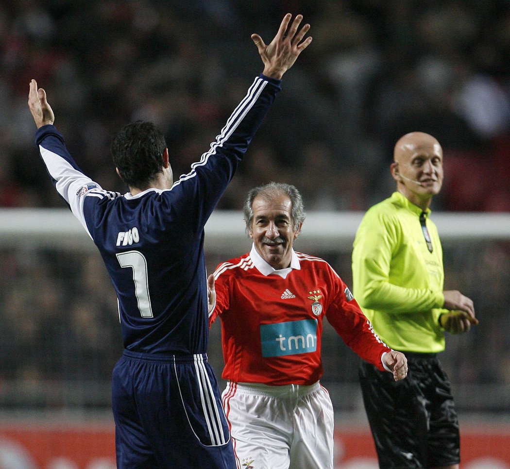 Luis Figo salutuje legendě Benfiky Lisabon Chalanovi. V pozadí sudí Pierluigi Collina.