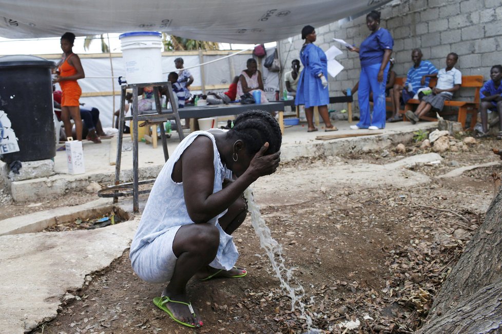 Na zdevastovaném Haiti panují katastrofální hygienické podmínky, ve kterých se rychle šíří cholera.