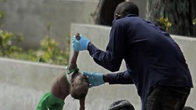 Lidé na Haiti staví barikády z mrtvých těl.