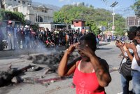 Oheň, kouř a spálená těla: Dav upálil na Haiti 13 lidí!