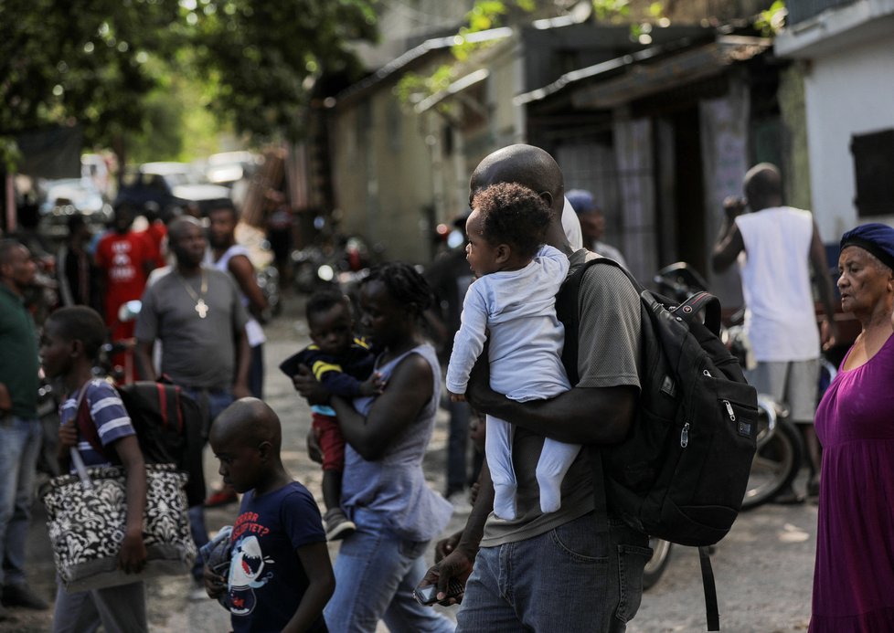 Dav upálil v hlavním městě Haiti 13 lidí.