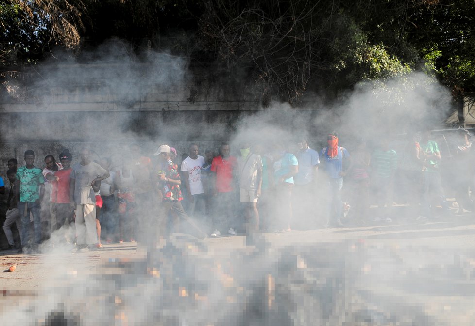 Dav upálil v hlavním městě Haiti 13 lidí.