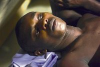 Haiti: Muž byl 11 dní zavalený pod sušenkami a colou