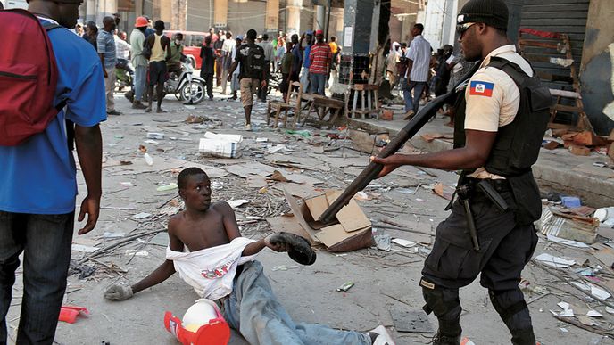 1. MÍSTO V KATEGORII AKTUALITA ZÍSKAL JAN ŠIBÍK ZA SÉRII SNÍMKŮ RABOVÁNÍ A NÁSILÍ PO ZEMĚTŘESENÍ. Haitská metropole Port-au-Prince po ničivé lednové katastrofě zažila po útoku živlů i útok hladových lidí, kteří přišli o všechno.