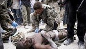 Američtí vojáci poskytují pomoc zachráněnému muži.