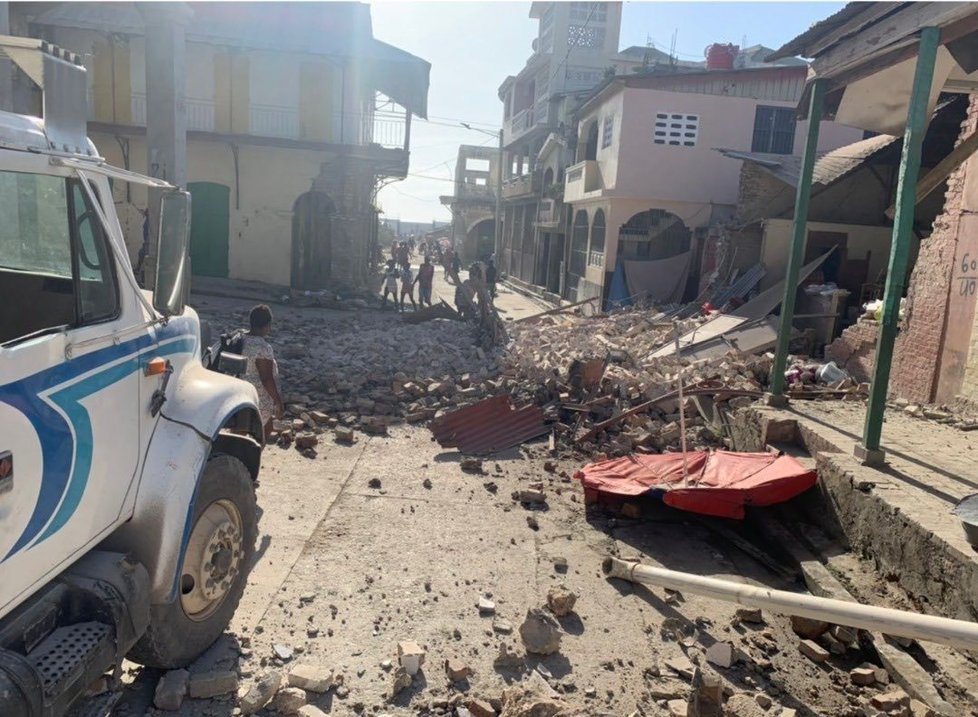 Obrazy zkázy: Haiti zasáhlo silné zemětřesení o síle 7,2 stupňů Richterovy škály