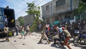 Utrpení na Haiti: Pomoc po zemětřesení komplikují sesuvy půdy i boje místních gangů